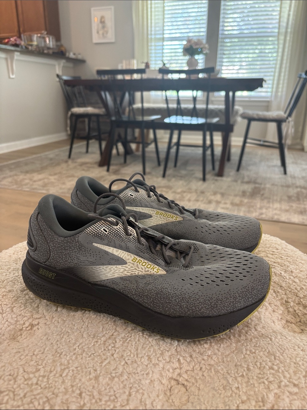 Brooks Ghost 16 Mens Size US 10.5 4E
 Primer/Gray/Lime Neutral